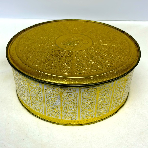 Vintage large 10.5”  lidded tin marked  “Guildcraft” NewYork USA - Picture 1 of 9